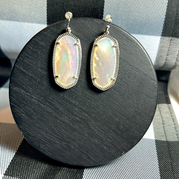 Kendra Scott Earrings Elle white silver MOP - Picture 1 of 6